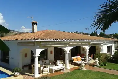 Villa familiale pouvant accueillir jusqu'à 8 personnes avec grande piscine, jardin et parking privé