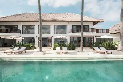 Image de En vacances dans une villa contemporaine les pieds dans l'eau comme chez vous.