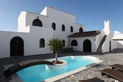 Emplacement top, cour avec piscine chauffée et barbecue, 3 chambres, 3 salles de bains, 6 pers.