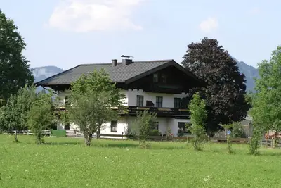 Image de Chalet autrichien en hiver ski et ville d'eau vive d'été, emplacement central
