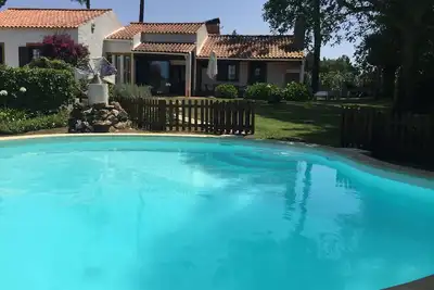 Image de Maison rustique avec jardin et piscine privée dans un quartier très calme