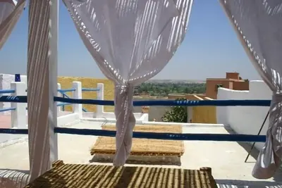 Image de maison traditionnelle berbère avec terrasse sur la palmeraie de Massa