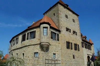 Image de Ancien château à douves avec douves en 1276, grand jardin