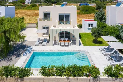 Maison joliment meublée dans un endroit calme avec piscine chauffée et vue sur la mer