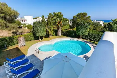 Image de Villa moderne avec piscine privée, située meeresnah, grand jardin