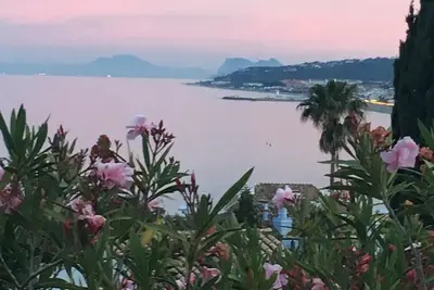 Villa privée dans 1/2 acre de jardins subtropicaux. Superbes vues sur la mer et grande piscine