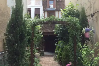 Image de Le Bacchus. Propriété au coeur du centre ville historique d'Auxerre (maison)