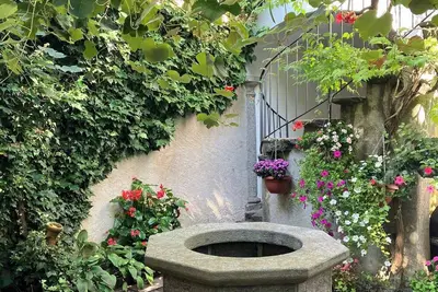 Maison patricienne (17ème siècle) sur la rivière, près du lac Majeur, animaux acceptés