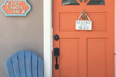 Image de Seulement 8 maisons du sable! Le Bungalow De Porte Orange est l'escapade parfaite! !