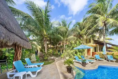 Image de Villa de luxe réservée aux adultes dans une oasis tropicale, à proximité des restaurants et de la plage