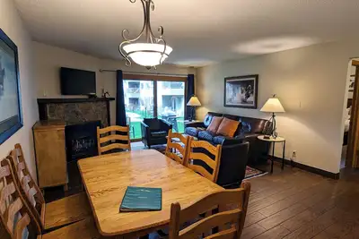 Image de Condo spacieux avec WiFi gratuit, parking, piscine chauffée, bains à remous, navette pour les skieurs