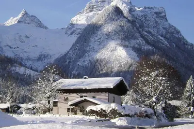 Image de Austrian Chalet En hiver Ski And Summer White Water Town. Situation centrale