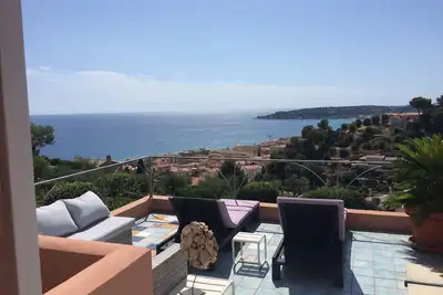 Image de Villa avec jardin à 12 min à pied de la plage, vue magnifique sur la mer. <br>