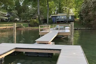 Image de Cottage confortable et isolé avec de superbes vues sur le lac Norman - Directement sur l'eau