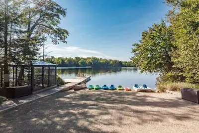 Image de Stewart Lake Retreat ~ Magnifique front de mer avec toutes les cloches et les sifflets!