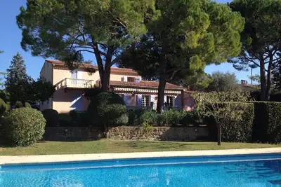 Superbe propriété au milieu d'un magnifique jardin arboré avec grande piscine
