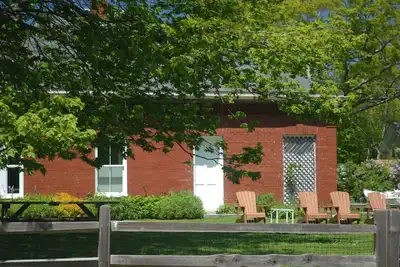 Image de Ensoleillée, moderne, maison familiale w grande cour. L'été sur la belle île des sommets!
