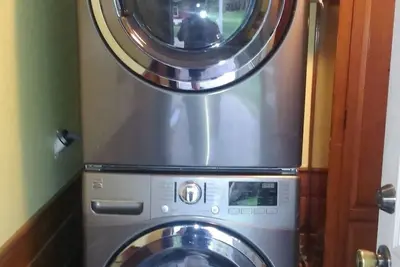 Image de Maison de ville antique avec style moderne et confort.