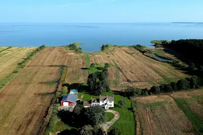 Image de Retraite au bord de l'eau avec piscine située sur l'île de Taylors
