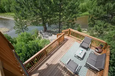 Image de Belle cabine front de mer pour quatre personnes. À seulement 30 minutes de l'aéroport de Missoula.