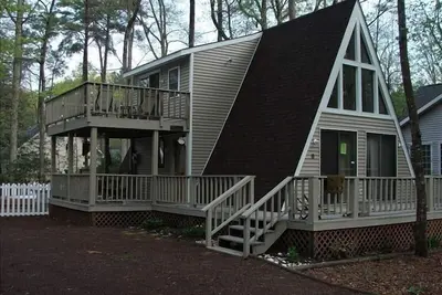 Image de Recovery Room propose une piscine privée et un bain à remous dans votre propre arrière-cour. . .