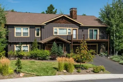 Image de Ouest Beauté Side! Vous ne pouvez pas obtenir beaucoup plus proche de Mount Bachelor et Cascade Lacs autoroute!