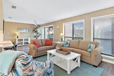 Image de Sandpiper Escape ~ Maison spacieuse sur le parcours de golf ~ Voiturette de golf ~ RÉSERVEZ L'ÉTÉ Maintenant!