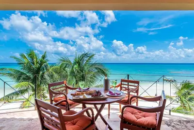 Image de Penthouse élégant qui flotte sur l'océan, toit avec hamac, service de plage, à 5e avenue