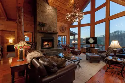 Image de Luxury Riverfront Lodge ~ 5 Suites ~ Réunion de famille / Retraite d'affaires ~ 200 m. Vue sur la rivière Toccoa / Accès