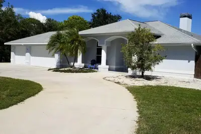 Image de Maison de 3 chambres et 3 salles de bains avec piscine chauffée privée sur un cul de sac tranquille