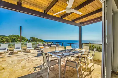 Image de Villa neuve Topaz! Au-dessus de West Bay avec une vue à 360 degrés dans le domaine phare