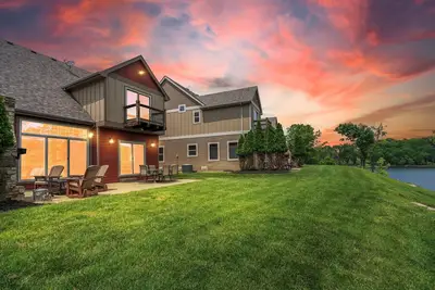 Image de Villa de luxe au bord d'un lac ~ Vue imprenable ~ 2 piscines ~ Commodités gratuites ~ Dock ~ Kayaks