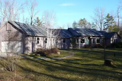 Image de Sprawling Berkshires Ranch Niché dans un boisé privé Lot Avec Yards expansif!