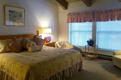 Image de Magnifique Resort Villa Maison w Plafonds voûtés Bain à remous et étangs / ruisseaux