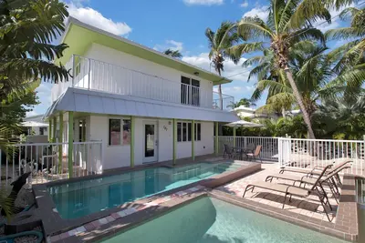 Image de Détendez-vous et profitez des touches de style 3br / 3 B avec piscine chauffée et canal