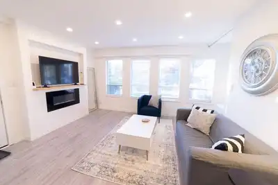 Image de PRIVÉ - Suite moderne avec vue sur le jardin lumineux à Renfrew Heights près de skytrain