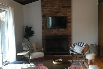 Image de Maison de plage à aire ouverte récemment rénovée, à 2 pâtés de maisons de la plage et en face de l'étang