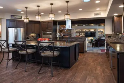 Image de Maison de designer primée avec une vue magnifique sur la montagne dans un quartier fabuleux