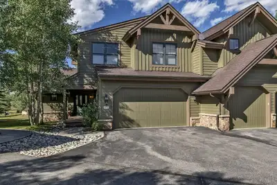 Premier Ski Home: Designer Furnished, Wi-Fi, Ski Slope Views