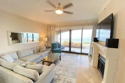 Image de Luxe, front de mer, unité au premier étage! Installation gratuite de la plage! Grand balcon