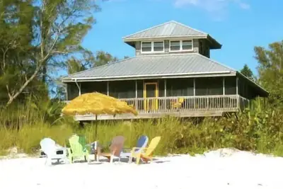 Image de Coconut Hideaway: Beachfront Bliss! Style des Caraïbes, charme de la vieille Floride