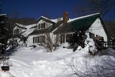 Image de Secluded grande maison de campagne pour les grands groupes avec cour ouverte géant pour le plaisir en plein air.