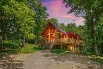 Image de Lodge spacieux et accueillant les animaux de compagnie avec une colline près de Rock House! Bain à remous extérieur, sauna intérieur!