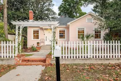 Image de Magnolia House Downtown Charmer 15 minutes de la plage