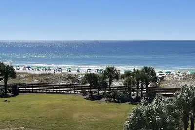 Image de Une chambre avec vue: Luxury Beachfront Condo