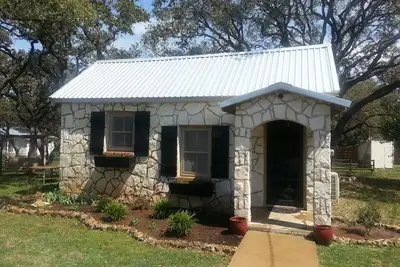 Image de Sentez-vous à la maison dans un chalet confortable mais moderne situé au large de la route du Texas Hwy 90
