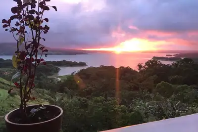 Image de Retraite tranquille sur un magnifique jardin biologique au bord du lac