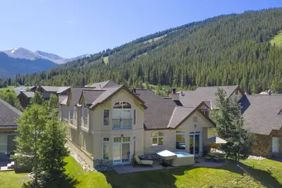 Image de Superbe 6br 6ba ski in ski out terrain de golf Accueil! Bain à remous - vue sur la montagne