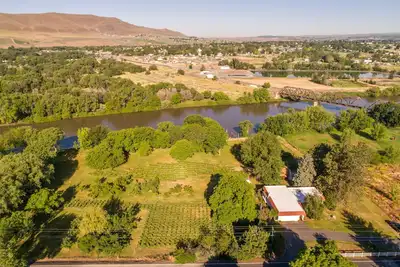 Image de Red Mountain Villa: une propriété en bord de rivière dans la région viticole de l'État de Washington.