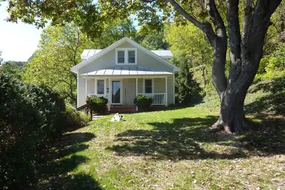 Image de Afton Station Cottage - Cadre historique pittoresque de Blue Ridge magnifiquement rénové